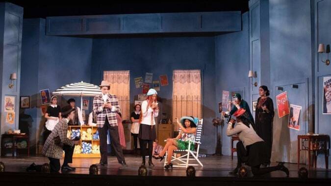 Estudiantes de The Lawrenceville School actúan en una obra de teatro en el escenario.