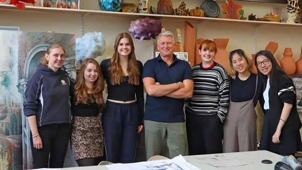 Un grupo de estudiantes con adultos en la sala artísticamente diseñada de The Mount School York.