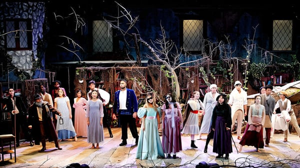 Un grupo de estudiantes de The Peddie School lleva trajes elegantes en un evento frente a un fondo decorado.