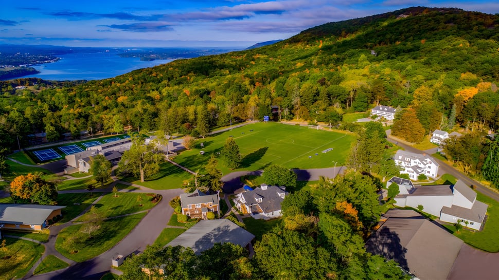Colorido paisaje forestal con colinas y agua al fondo en la The Storm King School.