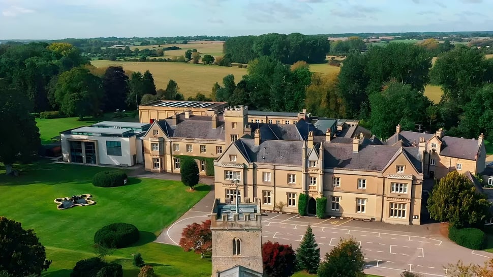 El histórico edificio del castillo del Thornton College está rodeado de paisajes verdes y colinas boscosas.