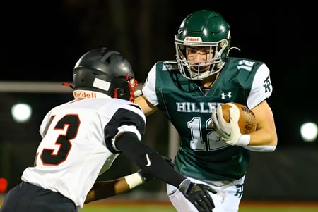 Dos jugadores de fútbol en acción en el campo en las instalaciones de la Tower Hill School.