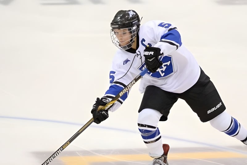 Un jugador de hockey de la Trafalgar Castle School patina en la pista de hielo en una arena de hockey.