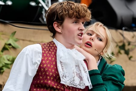 Dos estudiantes de la Tring Park School for the Performing Arts se abrazan al aire libre y muestran un gesto íntimo.