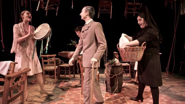 Tres personas están en un escenario de teatro en el campus de la Tring Park School for the Performing Arts.