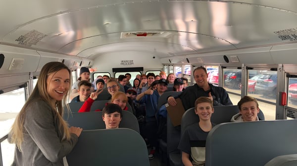 Estudiantes y algunos adultos en un autobús escolar lleno en camino a la Twin Lakes Secondary School.