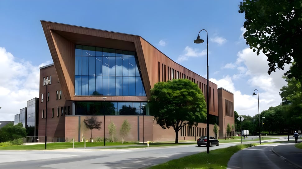 El moderno edificio de varios pisos en el campus de la University of Limerick se encuentra en un cuidado espacio verde con un camino pavimentado.