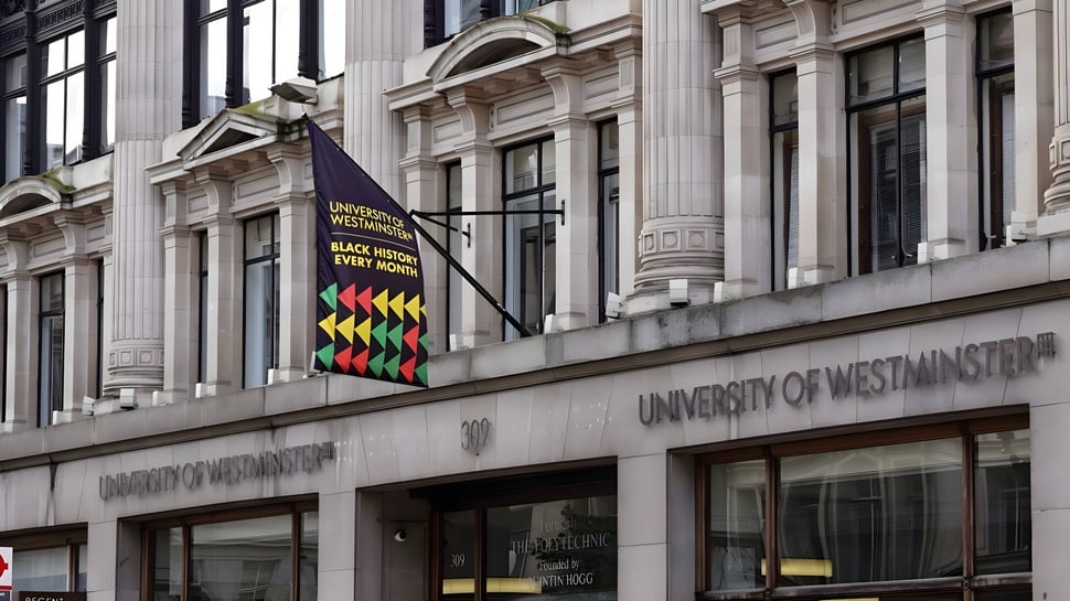 El edificio de la University of Westminster está decorado con banderas y pancartas.