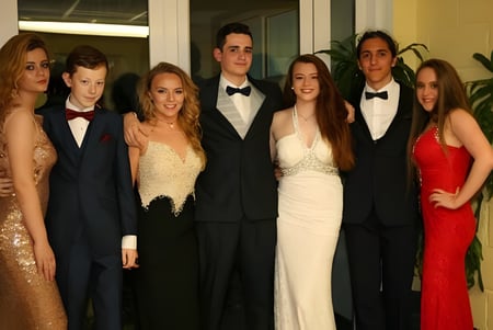 Un grupo de estudiantes elegantemente vestidos en un evento de la Ursuline Secondary School en Cork.