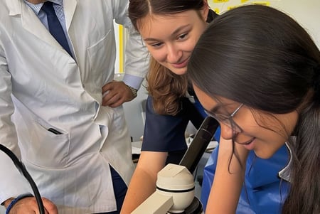 Un médico y una paciente observan juntos algo en la pantalla de la computadora en el campus de la Valley View Secondary.