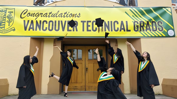 Los graduados de Vancouver Technical Secondary School celebran su fiesta de graduación con togas y birretes negros.