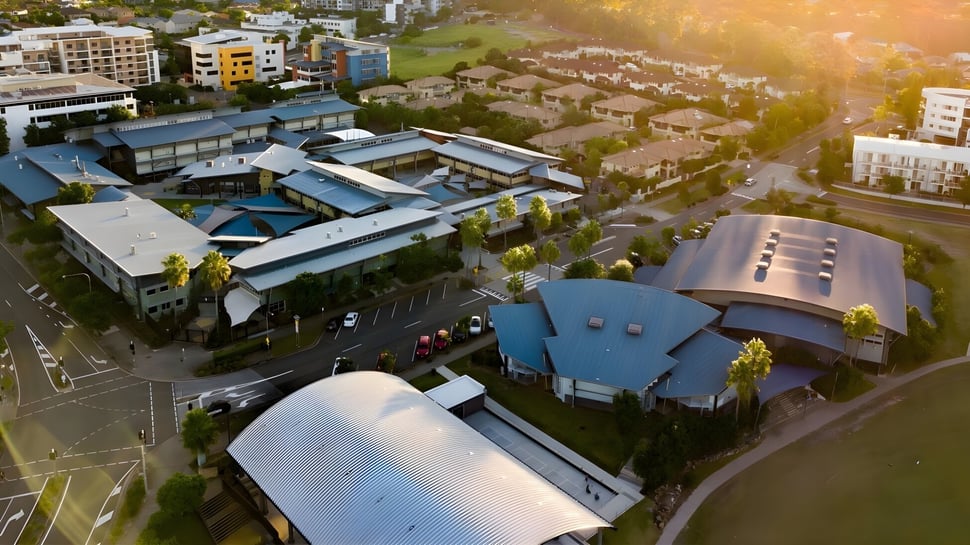 Un paisaje urbano con arquitectura moderna y tradicional al atardecer cerca del Varsity College.