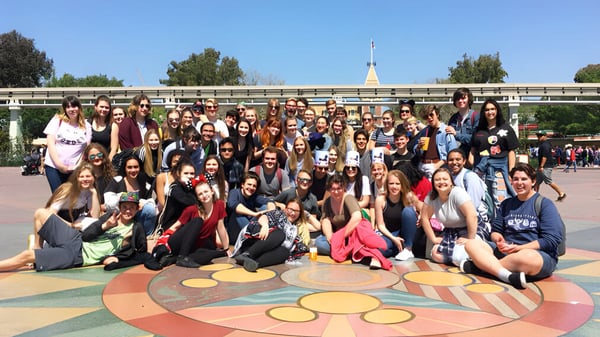 Un gran grupo de jóvenes se reúne en el colorido patio de la Victoria School of the Arts.