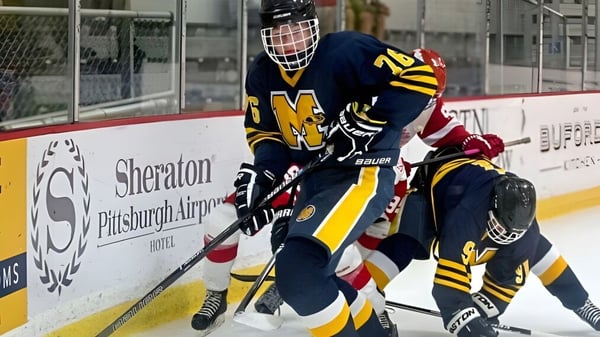 Un jugador de hockey de la Vincent Massey Secondary School está en el campo de hielo con el número 12 en la espalda.