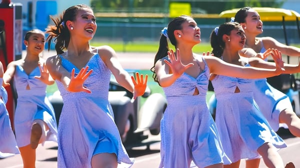 Un grupo de jóvenes mujeres realiza una presentación de baile en el área exterior del campus del Walnut Valley School District.