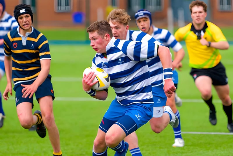 Un grupo de jugadores de rugby lleva camisetas a rayas y juega en el campo de la Warwick School.