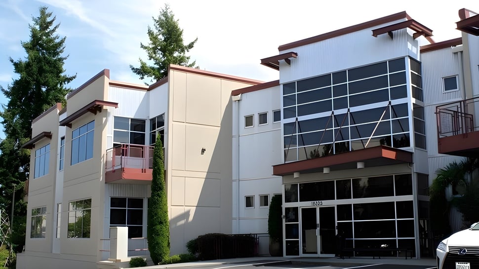 El moderno edificio de varios pisos de la Washington Preparatory School está rodeado de altos pinos.