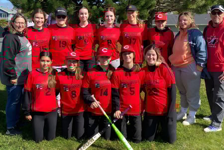 Un grupo de jóvenes futbolistas en camisetas rojas está en el césped de la Waterford Valley High School.