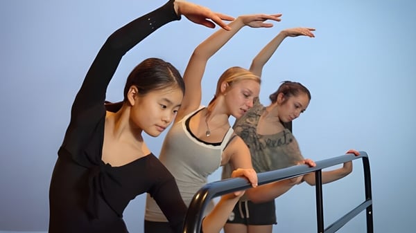 Tres estudiantes realizan una rutina de baile en ropa deportiva en el campus del Waterloo Catholic District School Board.