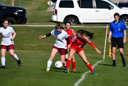 Jóvenes futbolistas en el juego en el campo de césped de la Wayland Academy.