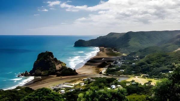 Un impresionante paisaje costero con acantilados rocosos y una playa de arena cerca del Wesley College.