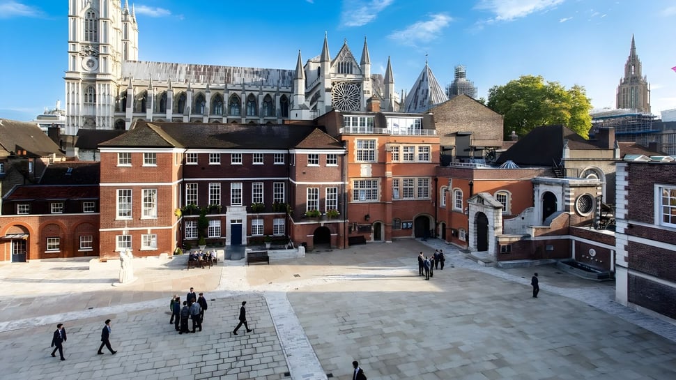 Plaza histórica con una gran catedral y edificios de ladrillo frente a la Westminster School.