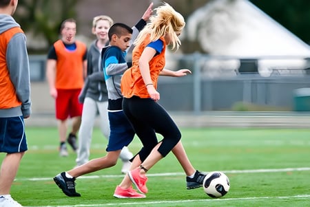 Estudiantes de la Westview Secondary School juegan al fútbol en un campo de hierba.
