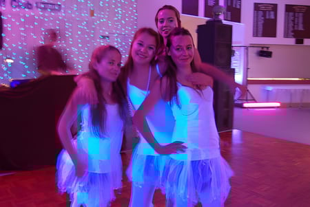 Estudiantes de la Whangamata Area School posan juntos en una sala decorada festivamente.