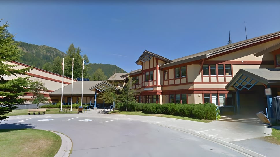 Vista de un paisaje pintoresco con arquitectura tradicional de pueblo cerca de la Whistler Secondary School.