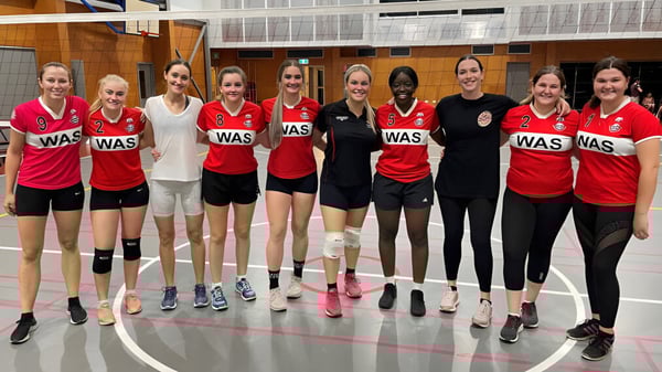 Un grupo de jóvenes atletas está reunido en la cancha de baloncesto de la Whitsunday Anglican School.