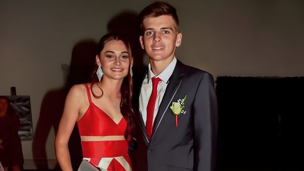 Una joven pareja vestida de forma elegante en un evento en el campus de la William Ross State High School.