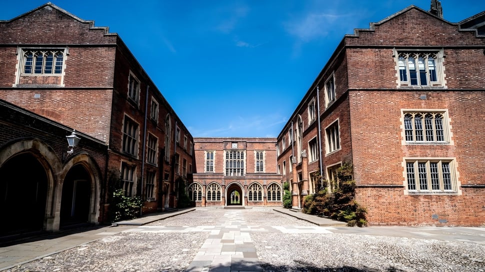 El patio de ladrillo con un portal y grandes edificios de varios pisos se puede ver en el terreno del Winchester College.