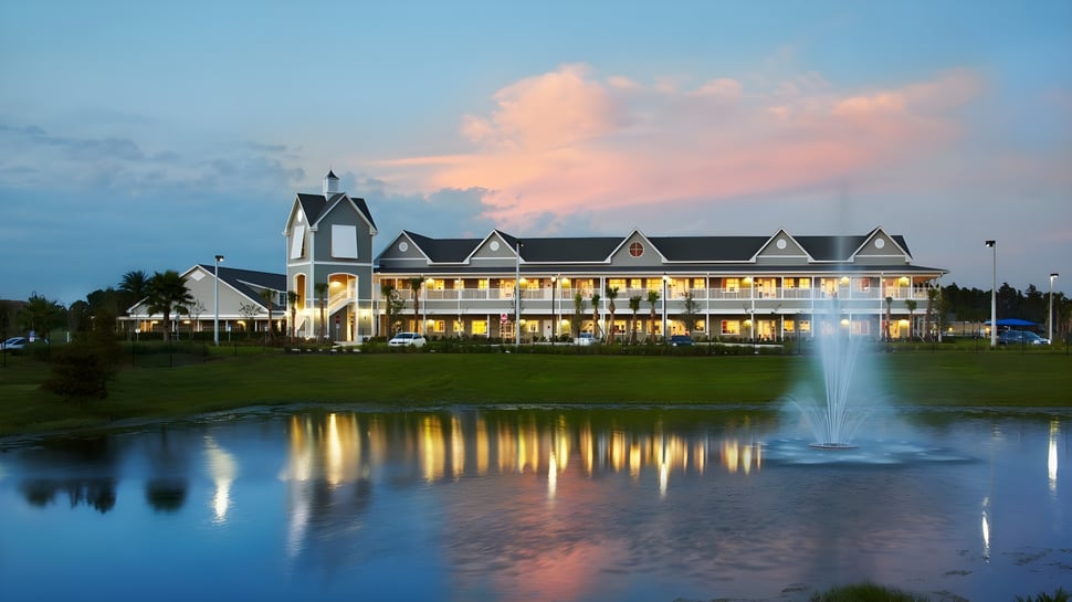 El edificio principal de la Windermere Preparatory School con arquitectura victoriana se refleja en un estanque frente al campus escolar.