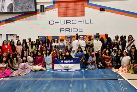Estudiantes de la Winston Churchill High School se reúnen para un evento de orgullo en la cancha de baloncesto.