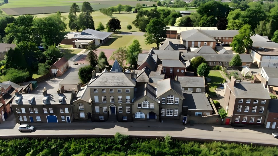 Vista histórica de la ciudad con edificios de varios pisos cerca de la Wisbech Grammar School en un paisaje verde.