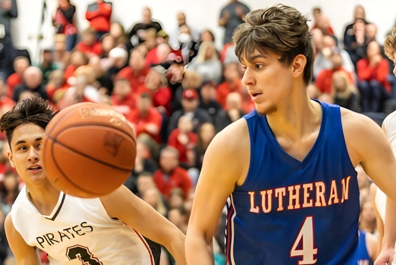 Dos jugadores de baloncesto luchan por el balón durante un partido en el campo de la Wisconsin Lutheran High School.