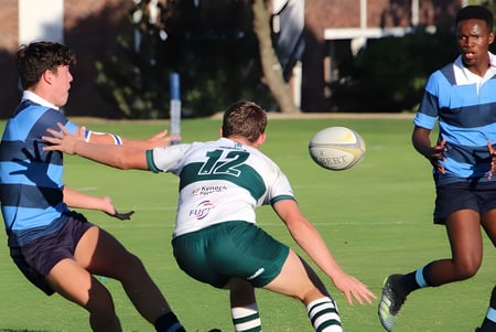 Dos jugadores de rugby luchan durante un partido en el campo en el campus del Woodcrest State College.