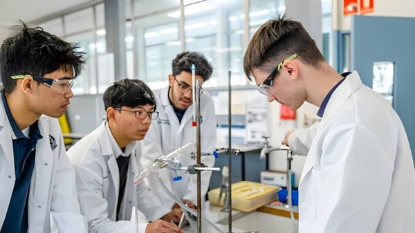 Estudiantes de la Woodville High School realizan juntos un experimento en el laboratorio con grandes ventanas.