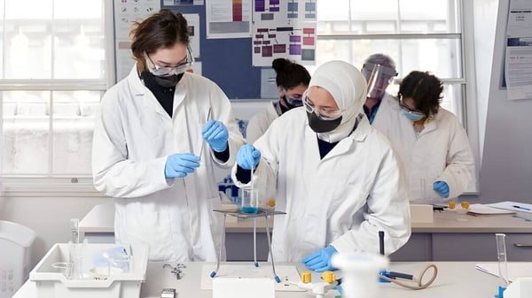 Estudiantes de la Worthgate School Canterbury trabajan en el laboratorio con equipos científicos.