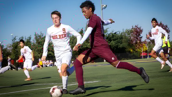 Estudiantes del Wycliffe College juegan un partido de fútbol en el campo de hierba.