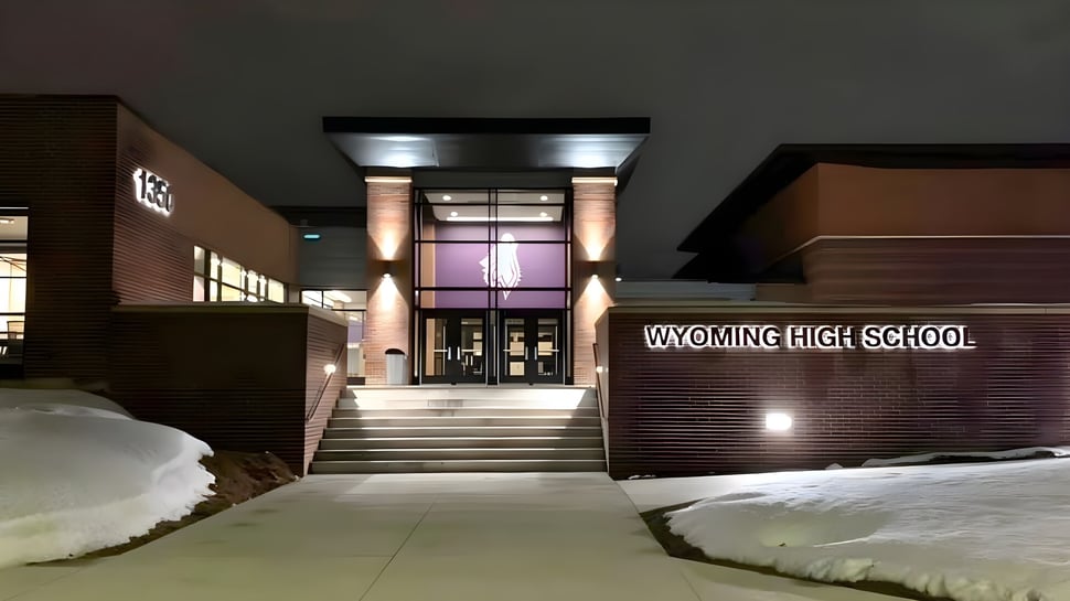 El moderno edificio de la Wyoming High School con área de entrada y un patio nevado.