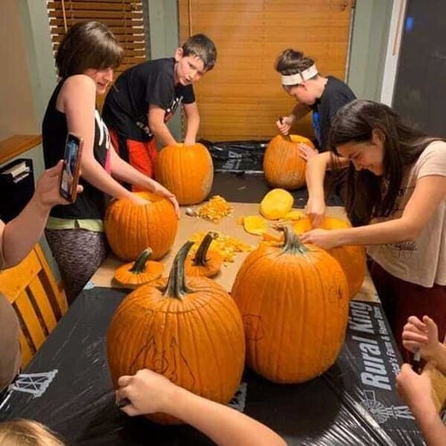 ana-tallando-calabazas